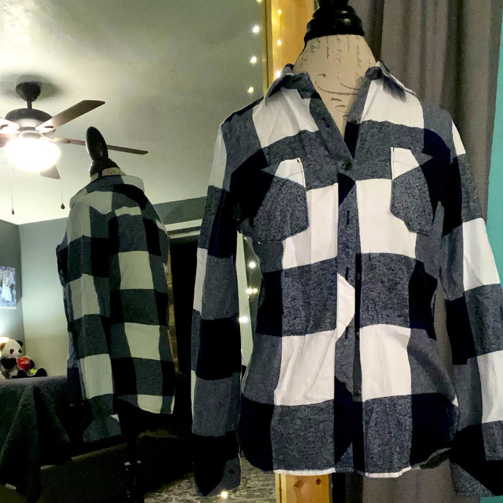 5/$20 Women’s plaid shirt